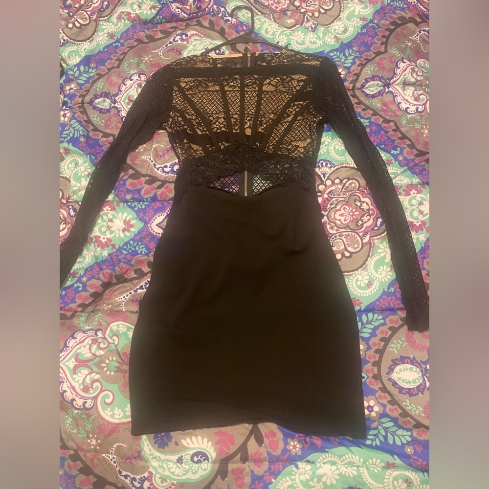 Black Short Dress with an open mid drift 🖤